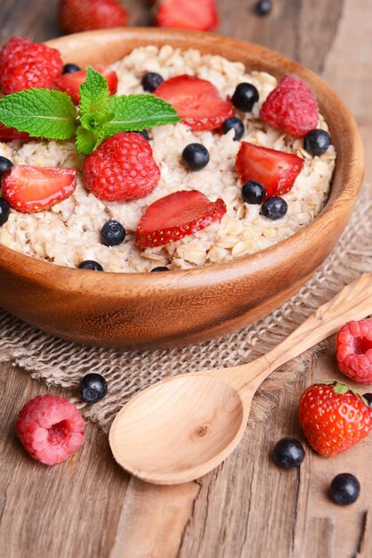 Aveia saborosa com frutas na mesa closeup