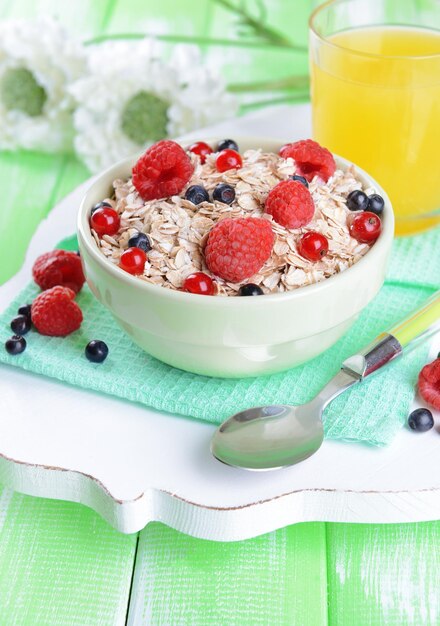 Aveia saborosa com frutas na mesa closeup