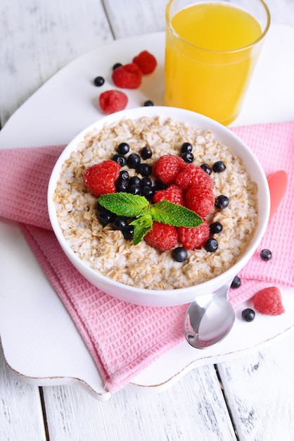 Aveia saborosa com frutas na mesa closeup