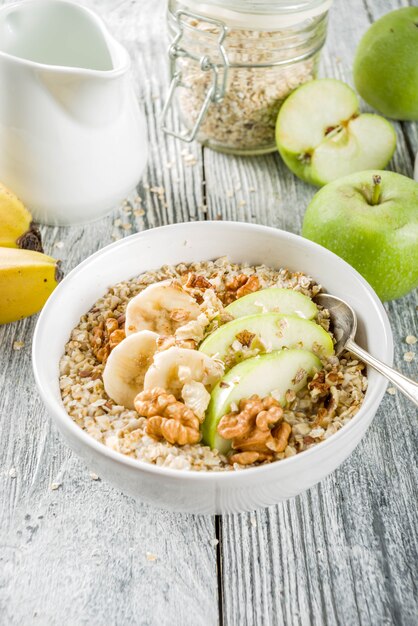 Aveia saudável café da manhã com frutas de anúncio de nozes