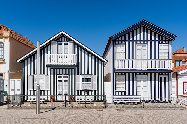 Aveiro, portugal, casas típicas de pescadores com cores riscadas na costa nova