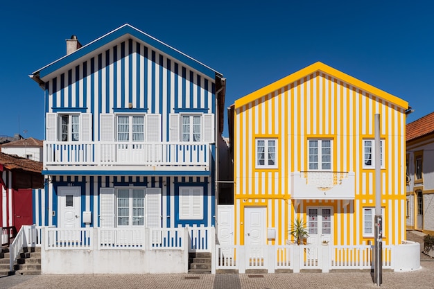 Aveiro, Portugal, casas típicas de pescadores con rayas de colores en la costa nova