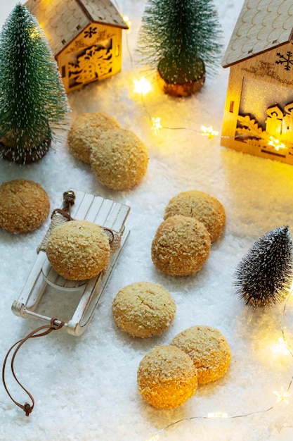 Avelãs de biscoitos de nozes de Natal em um fundo de cones de galhos e decorações de Natal