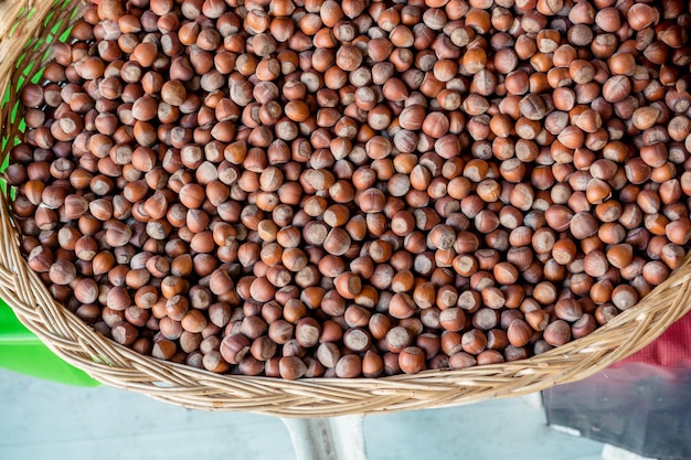 Avelãs maduras como pano de fundo alimentar em vista