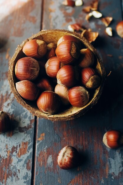 Avellana en un bol de coco, superalimentos saludables, enfoque selectivo