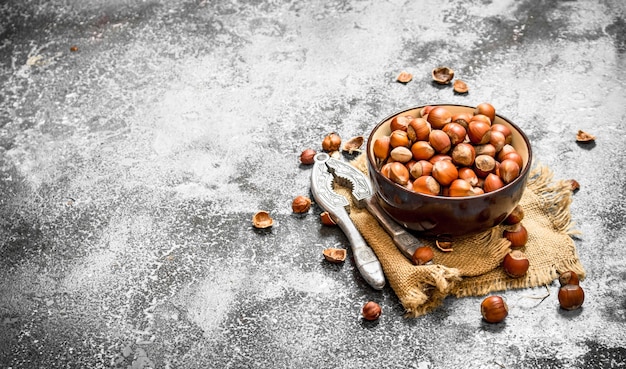 Avellanas en un bol con cascanueces.