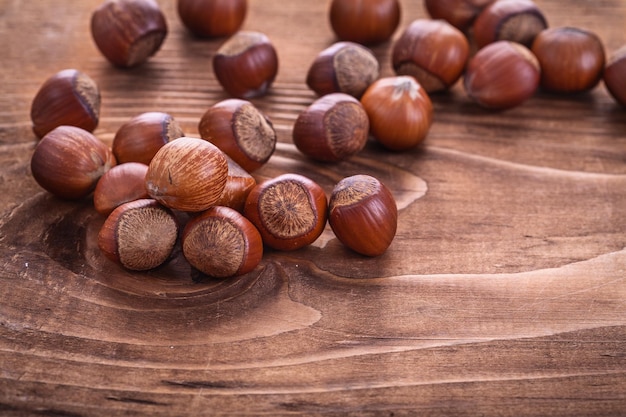 Avellanas en concepto de comida y bebida de tablero de madera vintage