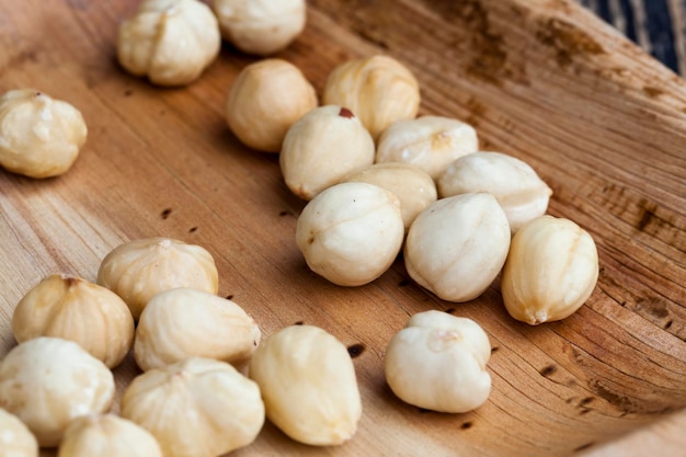 Avellanas secas sobre una mesa de madera, grandes avellanas maduras nueces peladas de la cáscara