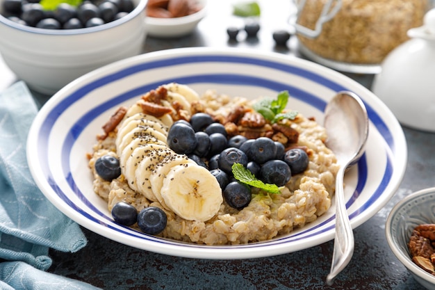 Avena con arándanos frescos y nueces y plátano