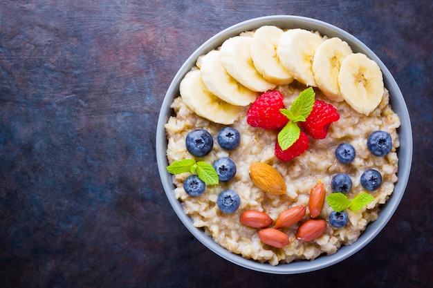 Avena con arándanos, plátano y frambuesa