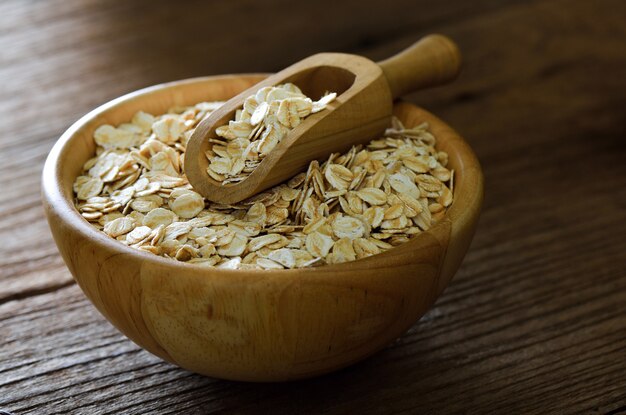 Avena arrollada sobre una mesa de madera