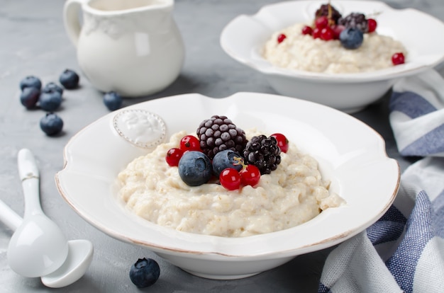 Avena con bayas para el desayuno