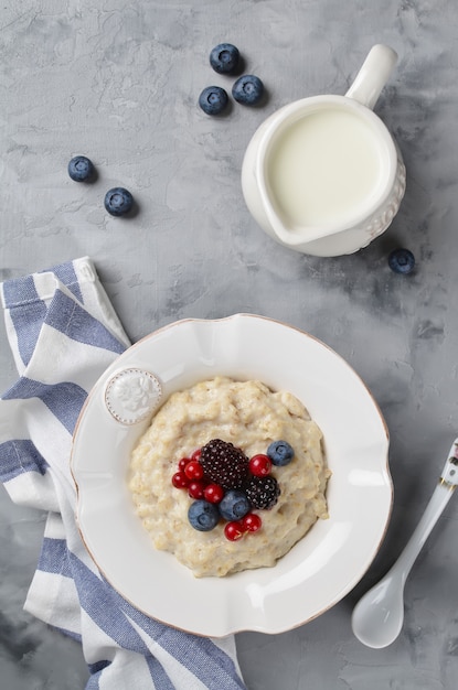 Avena con bayas para el desayuno