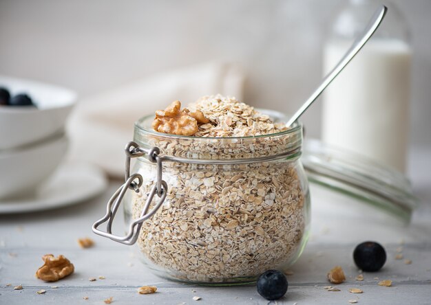 Avena con bayas, leche y nueces