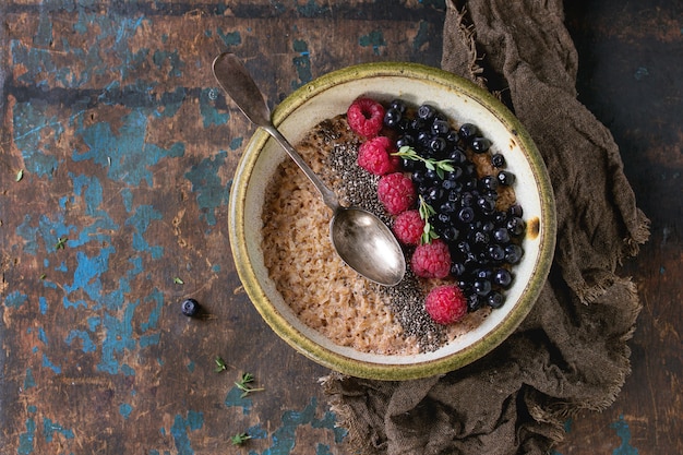 Avena con bayas y semillas de chia