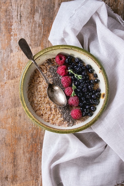 Avena con bayas y semillas de chia