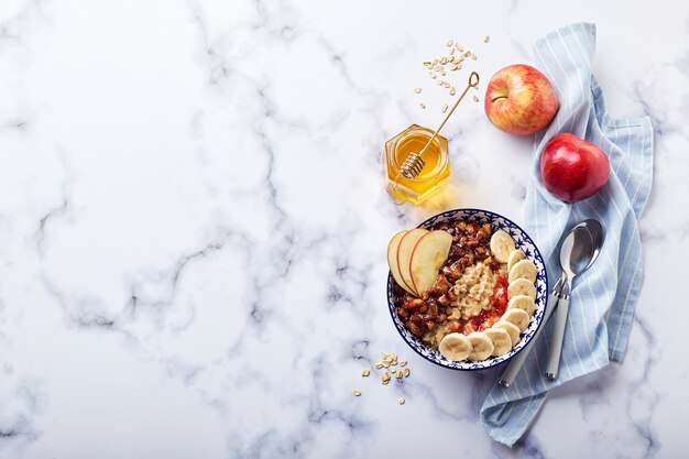 Avena casera para el desayuno con manzana, canela y miel