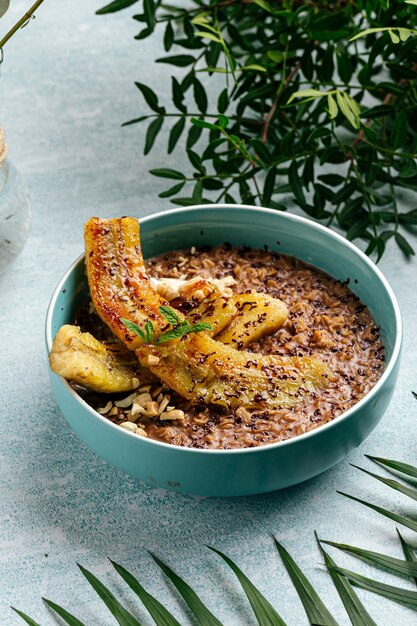 Avena de chocolate con plátano caramelizado y nueces