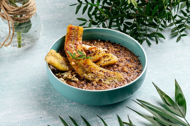 Avena de chocolate con plátano caramelizado y nueces