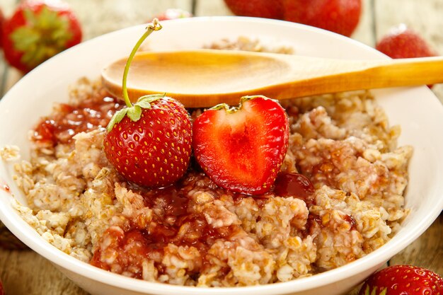 Avena cocida, bayas y mermelada de fresa