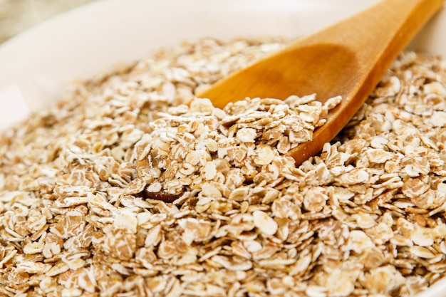 Avena cruda y cuchara de madera