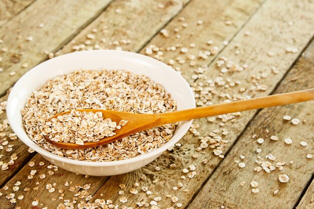 Avena cruda y cuchara de madera