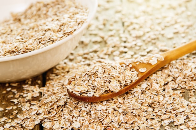 Avena cruda y cuchara de madera