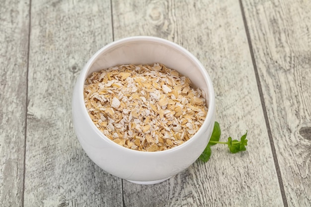 Avena cruda en el cuenco