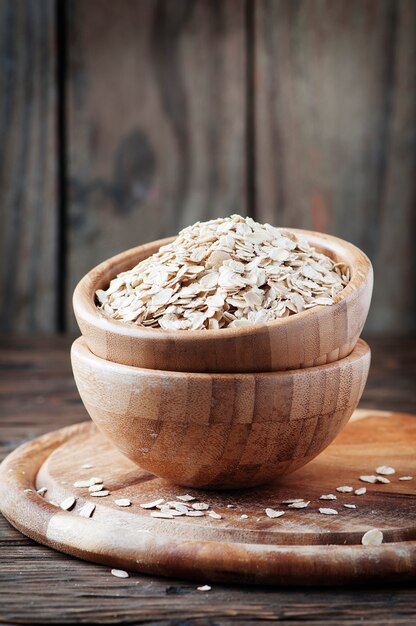 Avena cruda en la mesa de madera