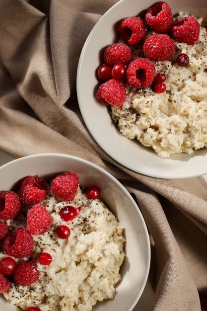 Avena en cuencos hondos con frambuesas, arándanos y semillas de chía.