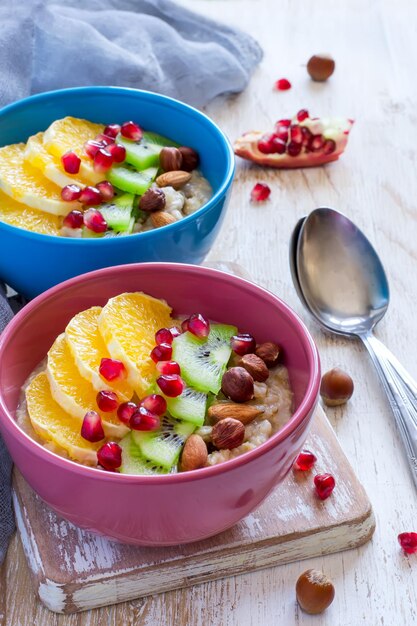 Avena de desayuno saludable con diferentes frutas, granada y nueces