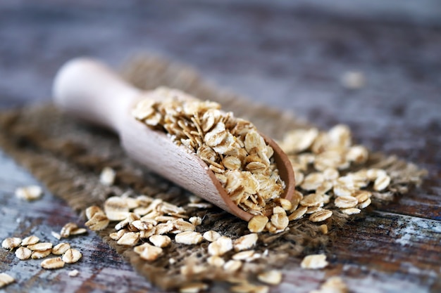 Avena en una espátula de madera