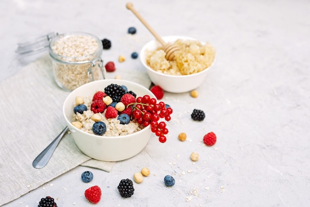 Avena con frambuesas, arándanos, moras y nueces