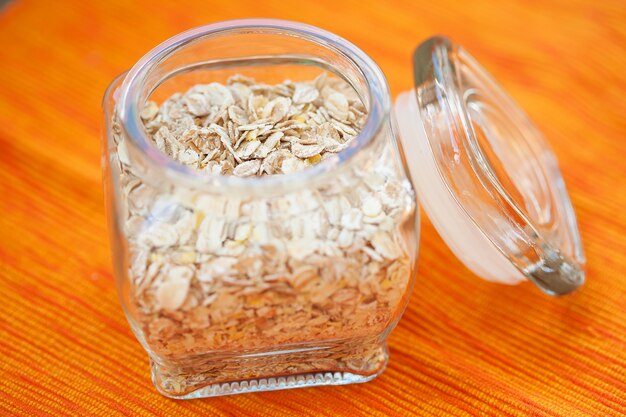 Avena en un frasco con servilleta de naranja