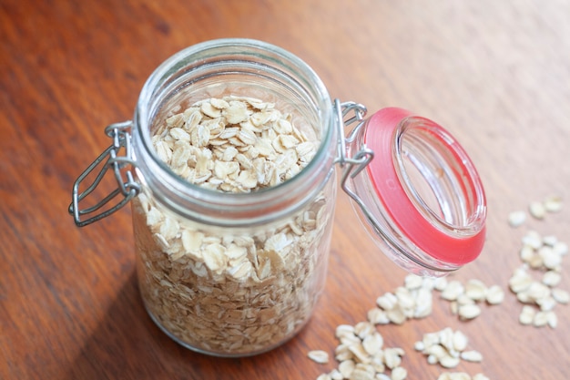 Avena en un frasco sobre la mesa