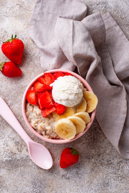 Avena con fresa, plátano y helado