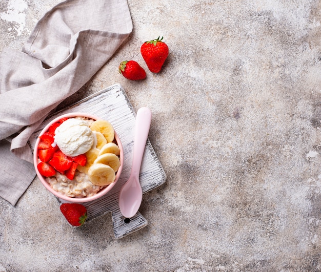 Avena con fresa, plátano y helado