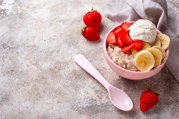 Avena con fresa, plátano y helado