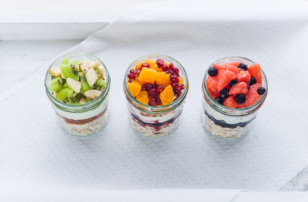 Avena con frutas y cereales en un frasco de vidrio