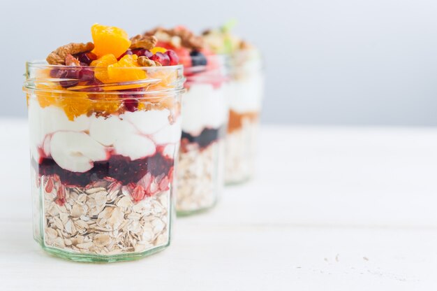 Avena con frutas y cereales en un frasco de vidrio