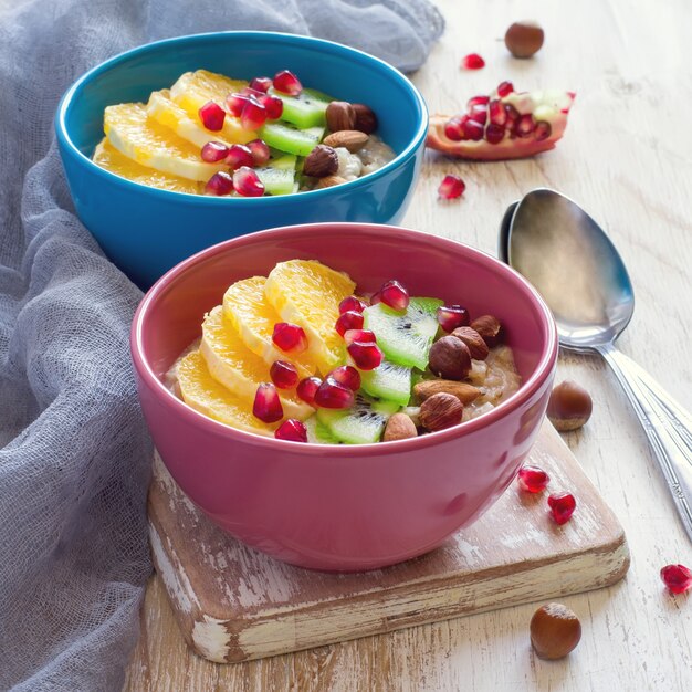 Avena con frutas y frutos secos para un desayuno saludable.