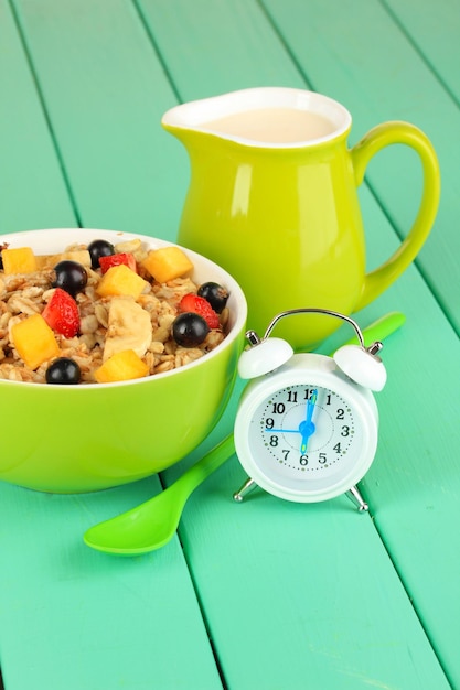 Avena con frutas en primer plano de la mesa