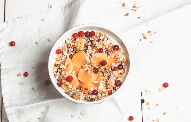 Avena con frutos rojos, plátano y mango. Productos naturales de salud para la alimentación de la mañana. Desayuno saludable