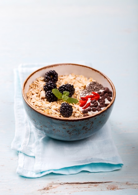 Avena, Granola con frutos del bosque. Desayuno saludable de verano.