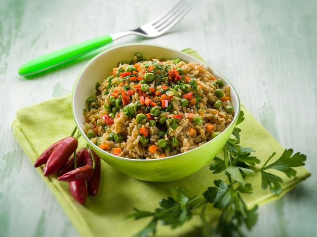 Avena con guisantes, zanahorias y chile picante, enfoque selectivo