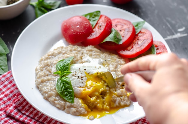 Avena con huevo escalfado, tomate y albahaca.