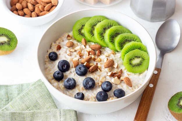 Avena con kiwi arándanos almendras y miel Comida saludable Comida vegetariana Desayuno