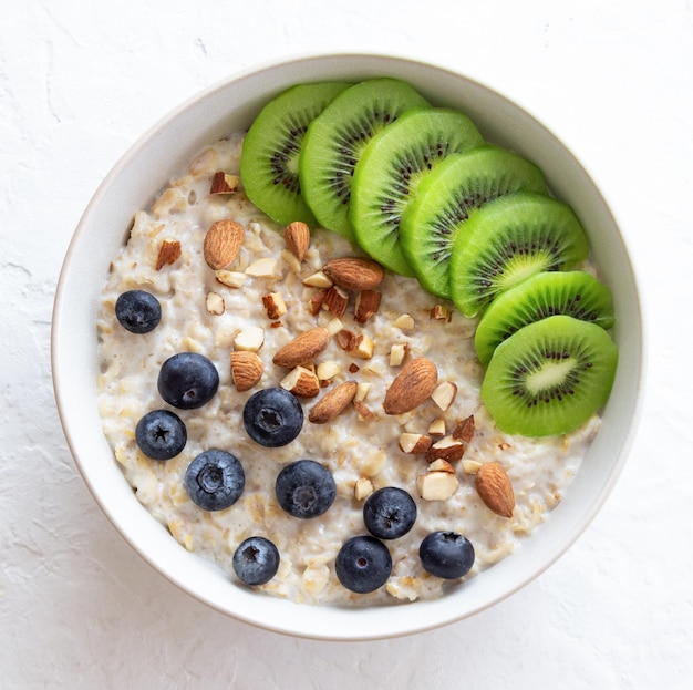 Avena con kiwi arándanos almendras y miel Comida saludable Comida vegetariana Desayuno