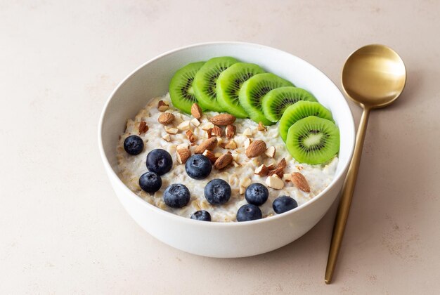 Avena con kiwi arándanos almendras y miel Comida saludable Comida vegetariana Desayuno