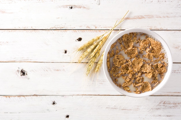 Foto avena leche y cereales en la mesa de madera blanca